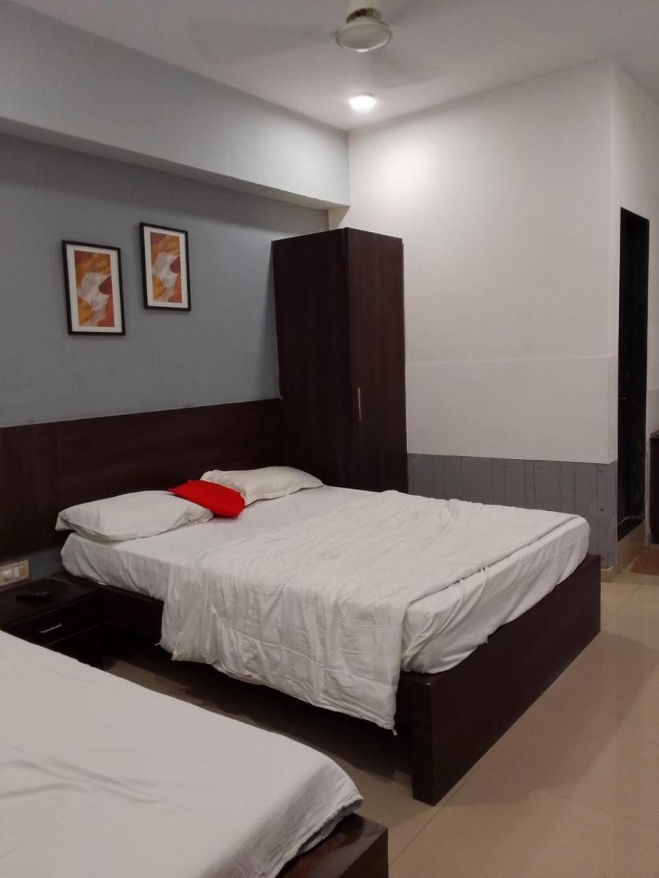 Infinity Rooms & Banquet 苏拉特 外观 照片